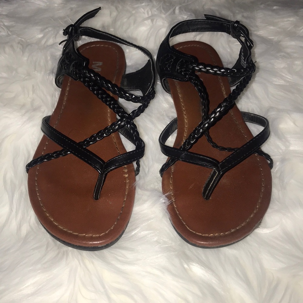 Sandals with black criss crossing